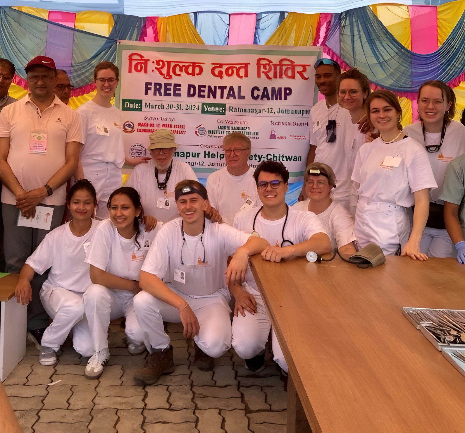 Groepsfoto van het team bij een tandheelkundig zorgkamp in Nepal.